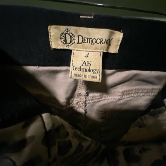 Democracy sz 4 Animal Print Absolution Cropped Jeans Lk New - Picture 2 of 3